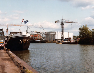 351193 Gezicht op de Scheepswerf en Machinefabriek N.V. Van Zutphen aan de Vaartsche Rijn te Nieuwegein.